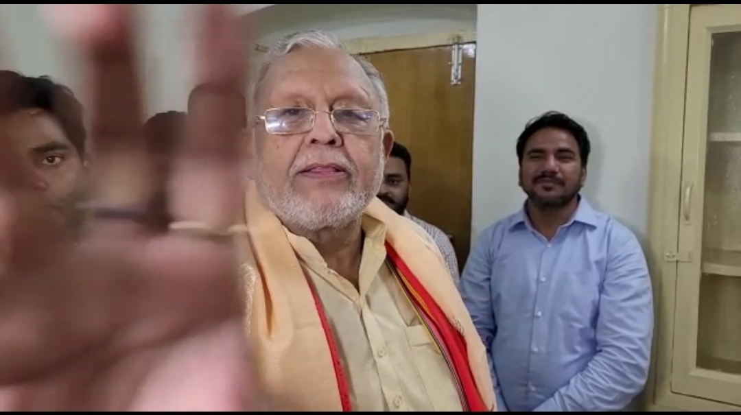 हजारों जबाबों से अच्छी खामोशी मेरी , ज्ञानवापी मस्ज़िद के सवाल पर मीडिया से किनारा करते नज़र आये योगी के मंत्री